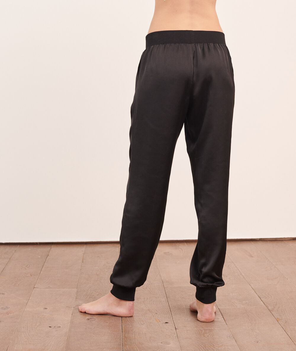 Pantalón pijama de satén negro.