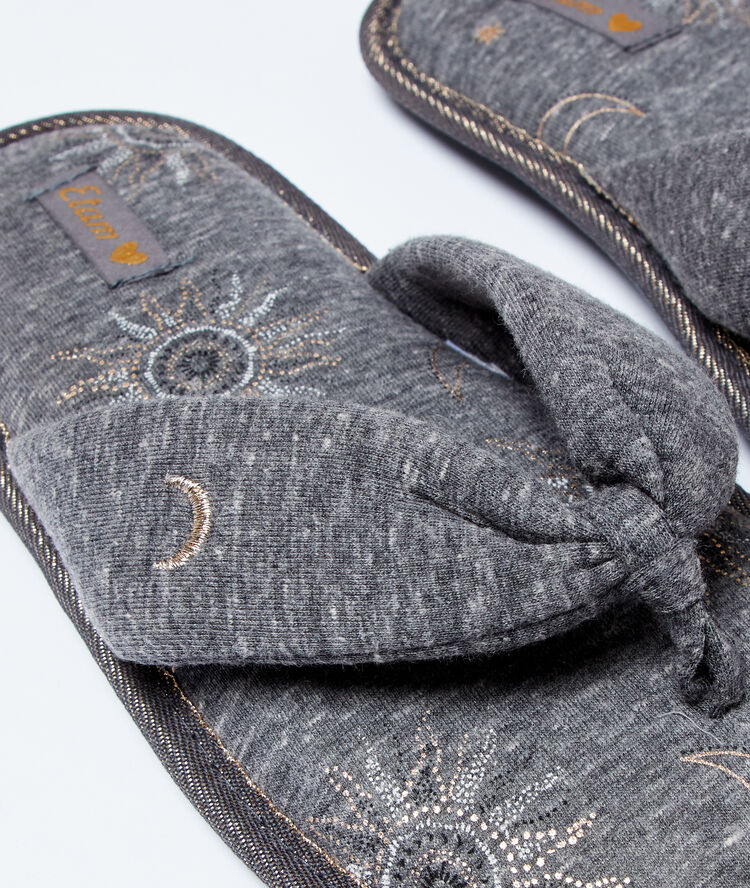 Zapatillas tipo chancla estampadas c.gris.