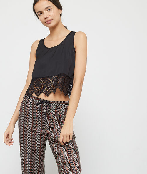 Crop top de satén y encaje negro.