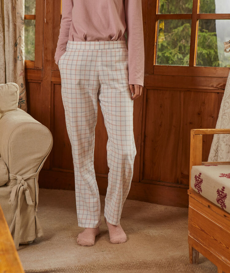 Conjunto pijama con antifaz rosa.