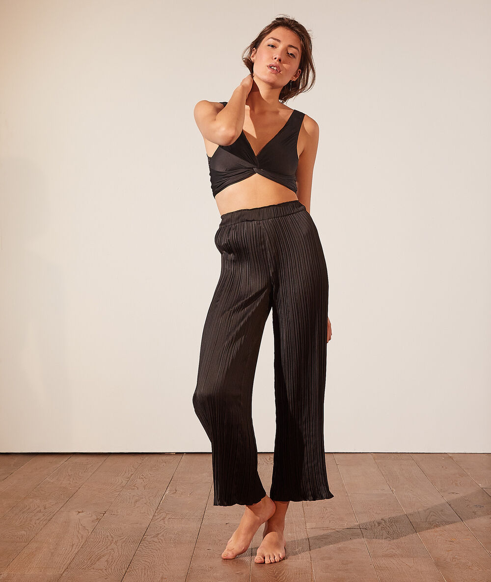 Crop top con nudo satinado negro.