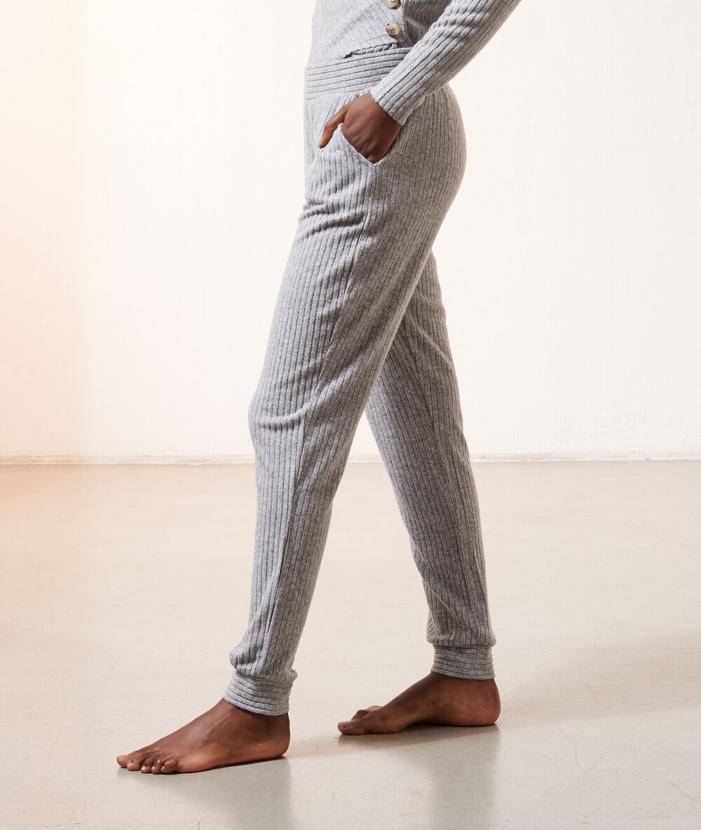 Pantalon côtelé gris.