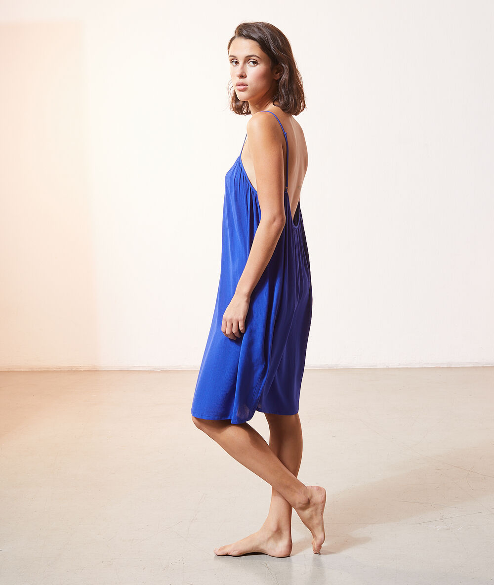 Camisón holgado azul.