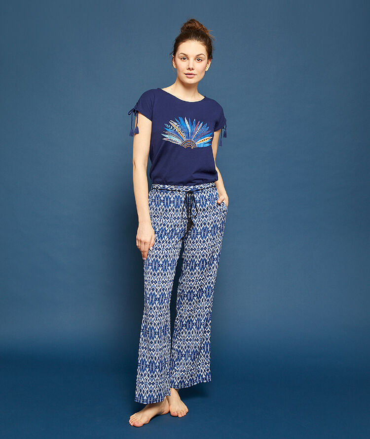 Pantalón estampado gráfico azul.