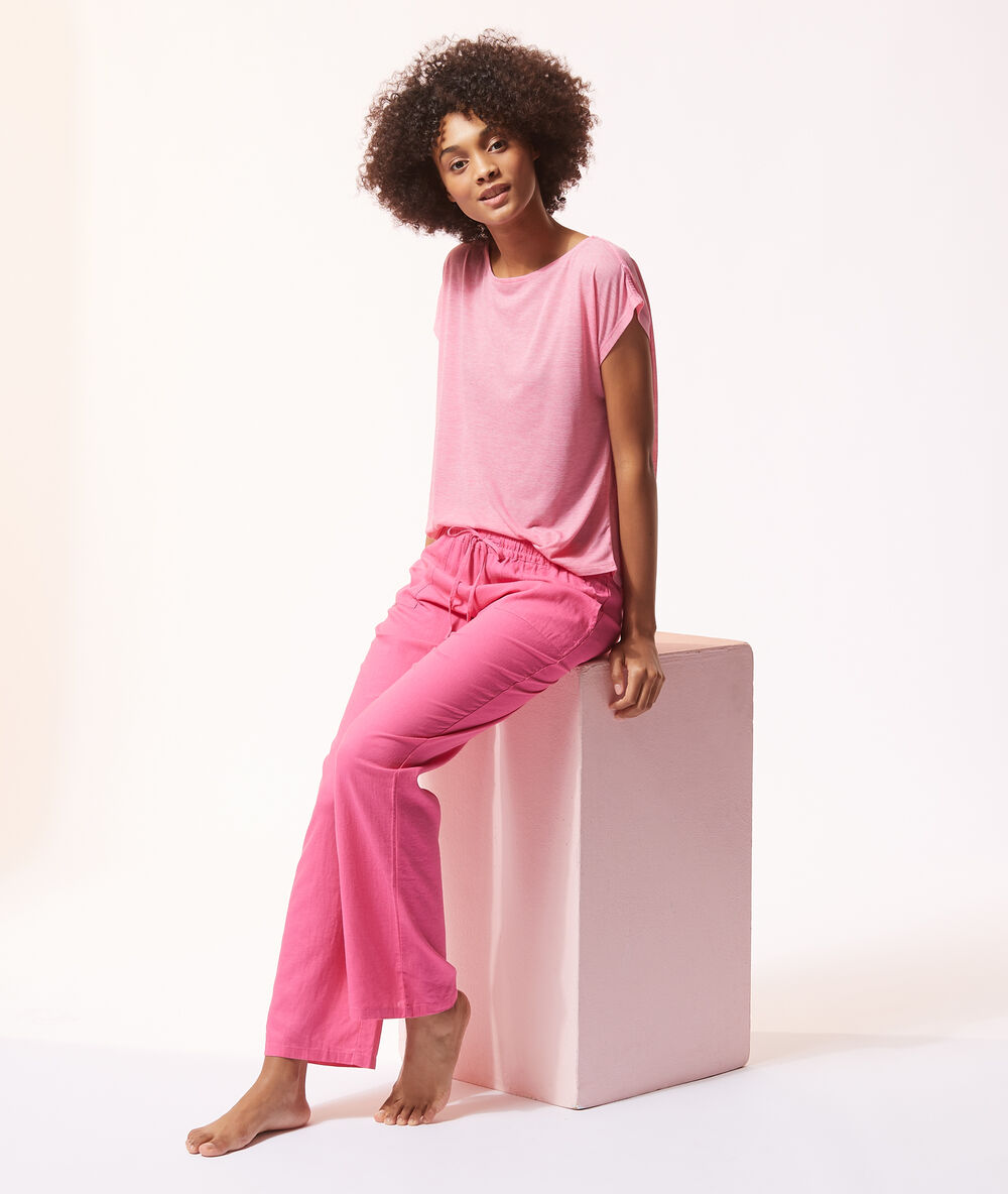 Pantalón liso fucsia.