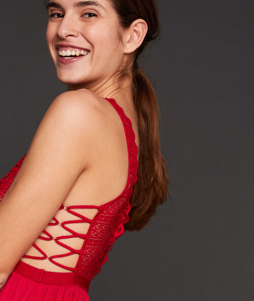 Camisón de encaje con tiras cruzadas rojo.