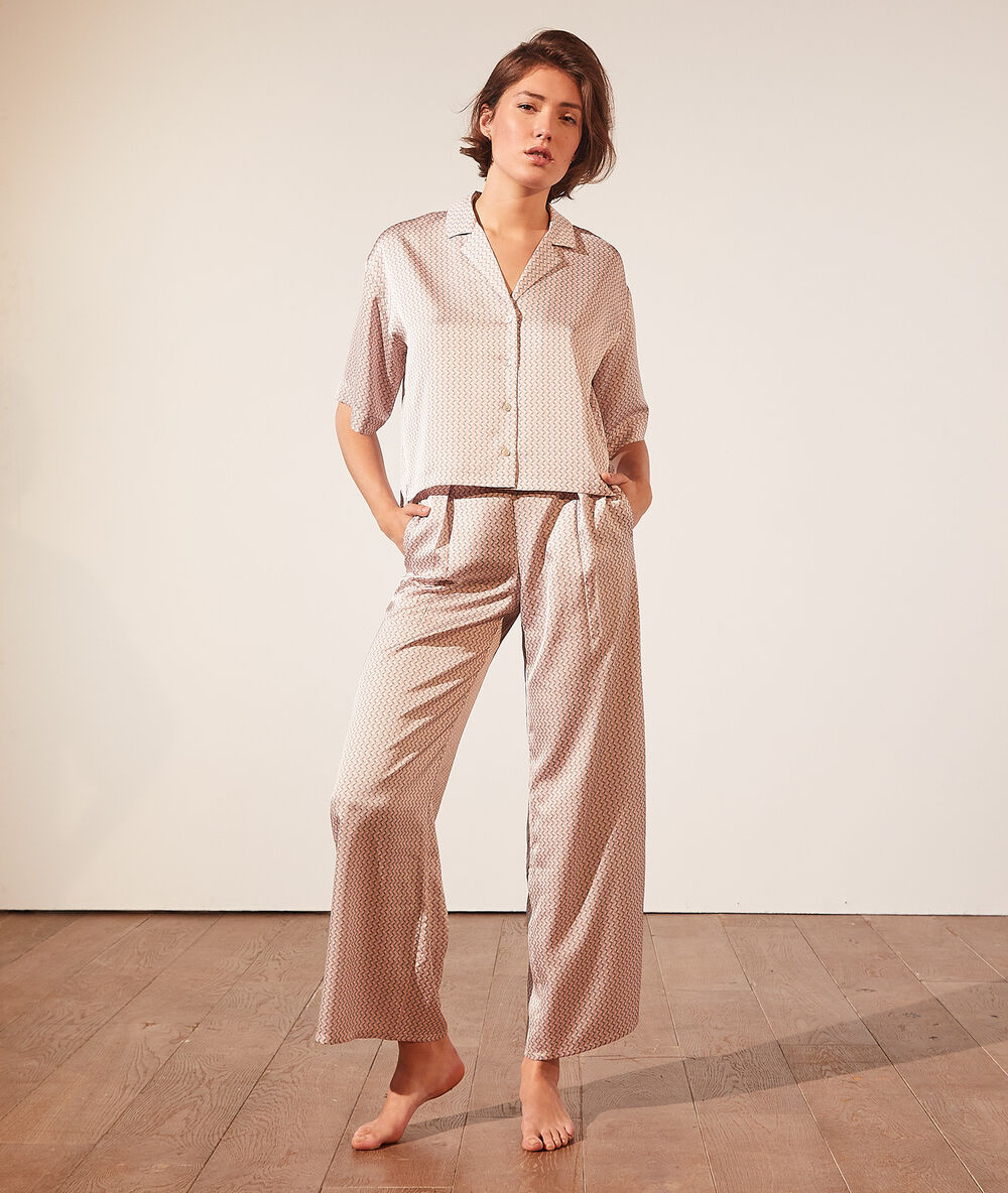 Camisa pijama satén estampada rosa.