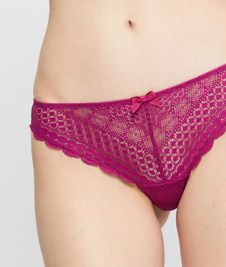 Tanga de encaje fucsia.
