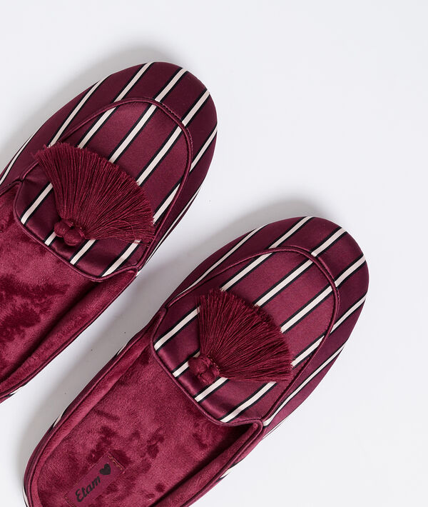 Zapatillas satinadas con pompones Zapatillas satinadas con pompones