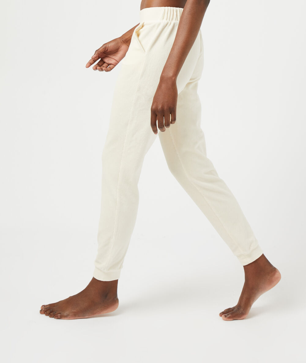 Pantalón tipo leggings crudo.