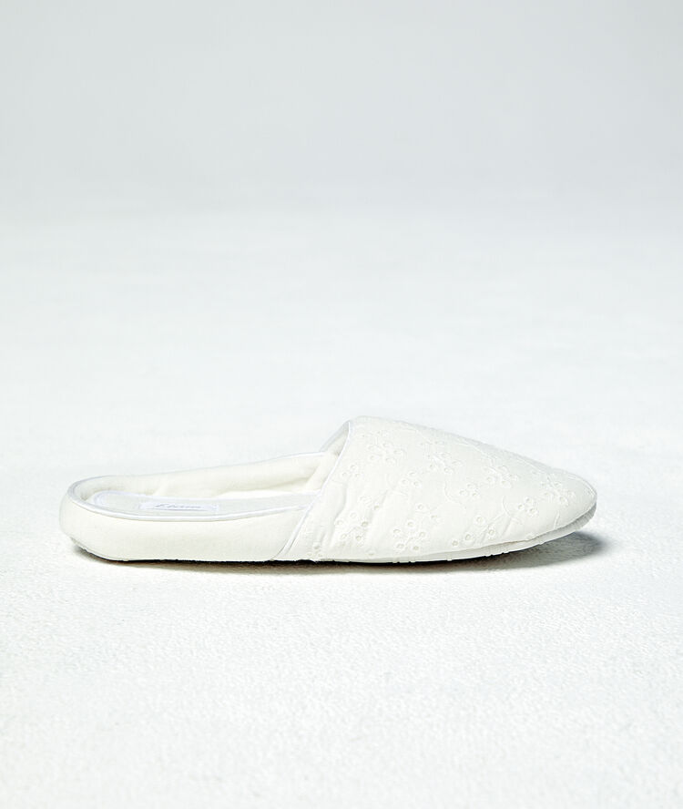 Zapatillas motivos guipur blanco.
