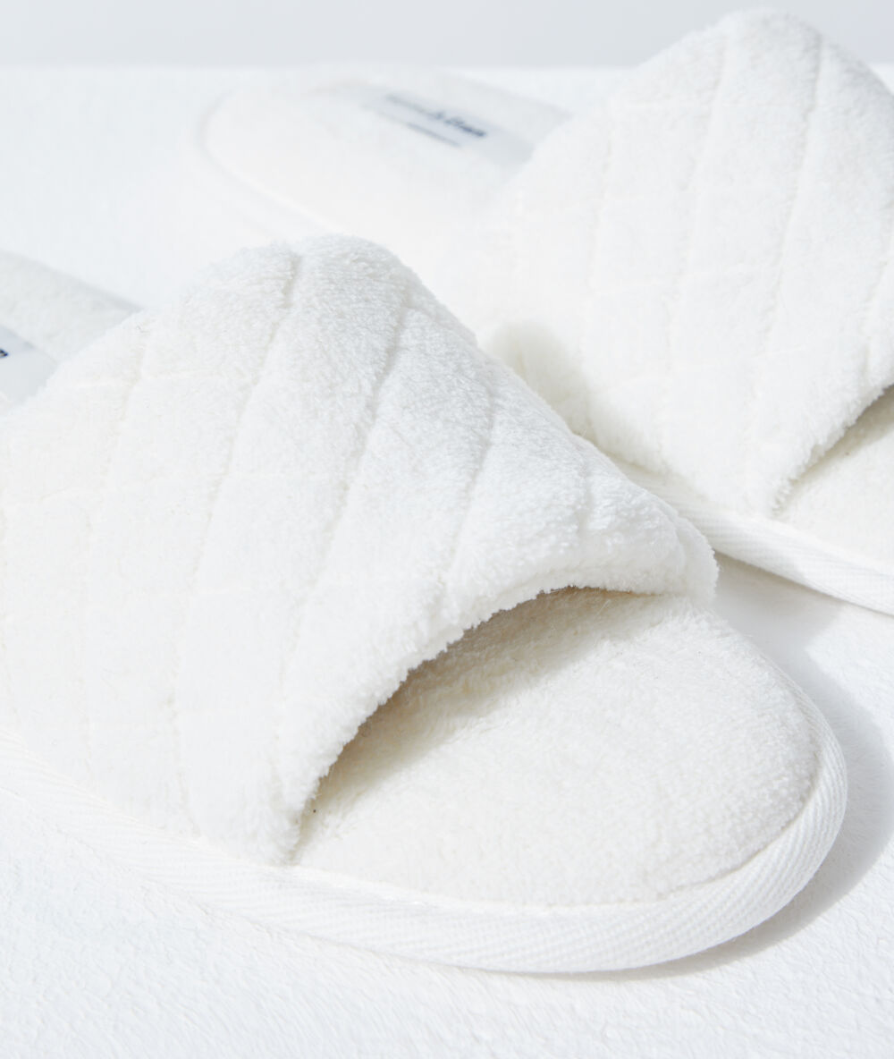 Zapatillas tipo chancla blanco.