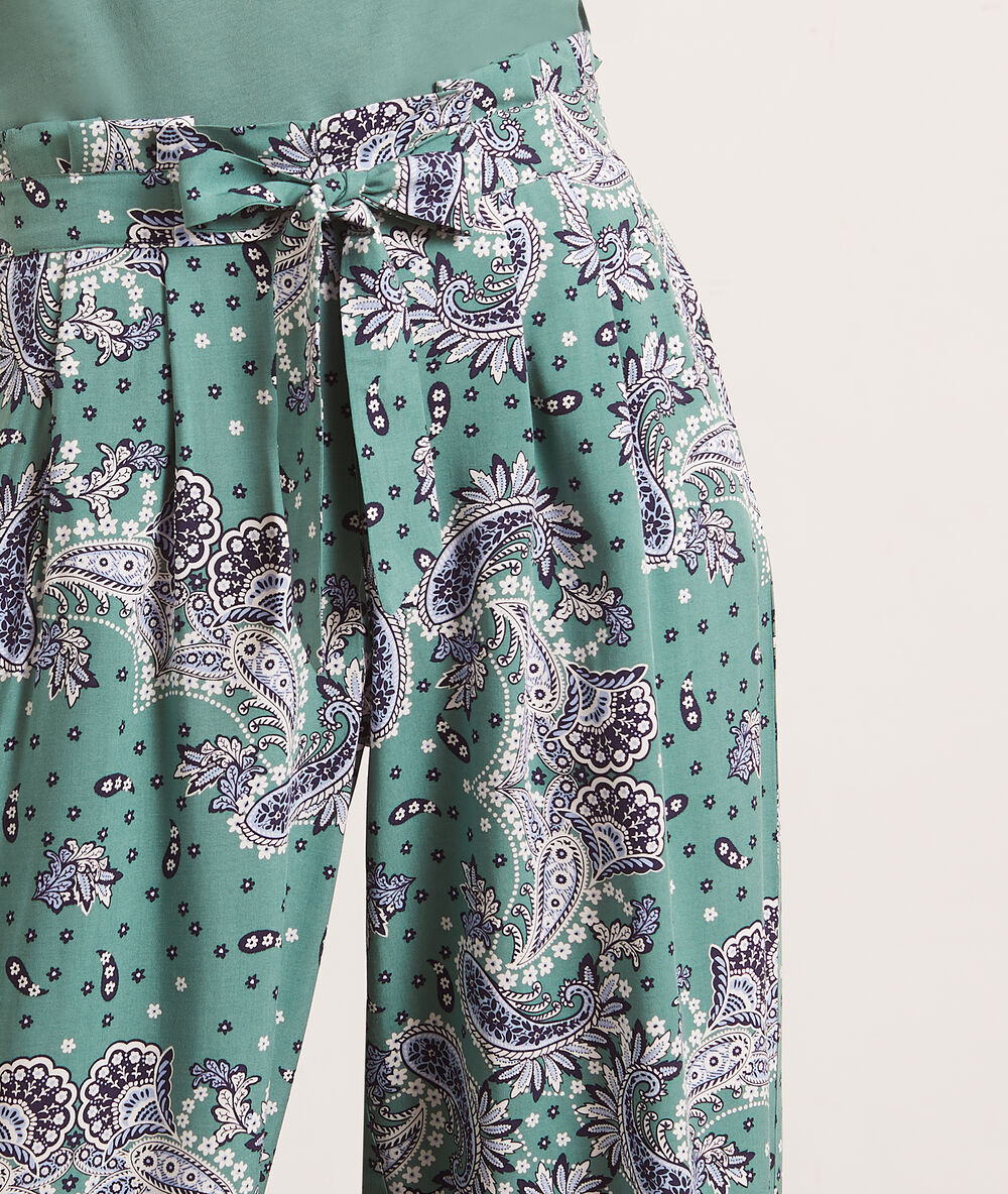 Pantalón pijama estampado bandana verde.