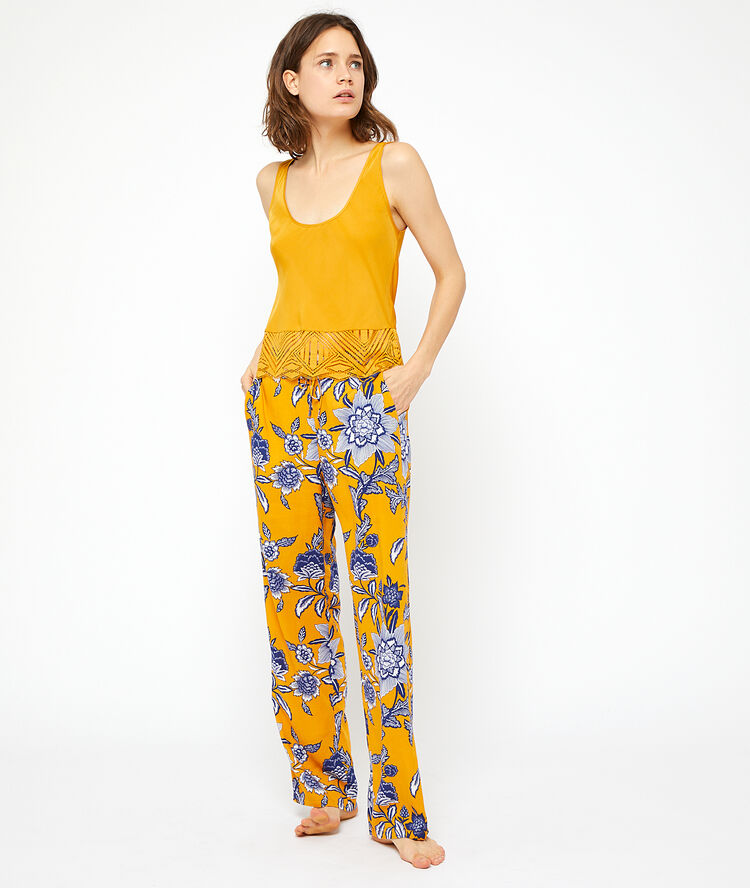 Top con motivos de encaje amarillo.