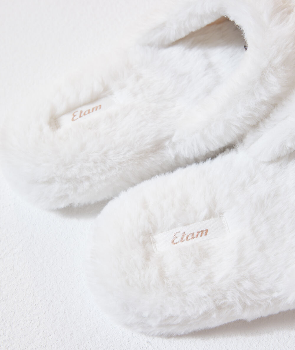 Zapatillas tejido peluche crudo.