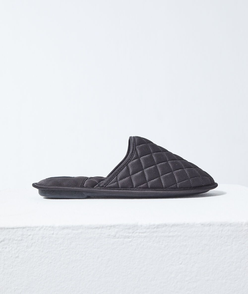 Zapatillas tejido acolchado negro.