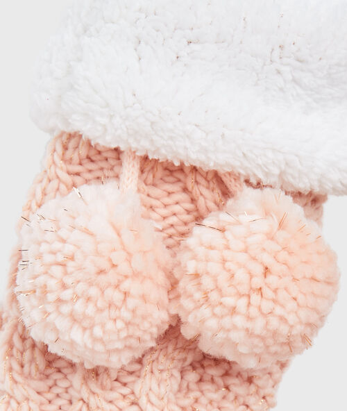 Calcetines tricotados con forro rosa.