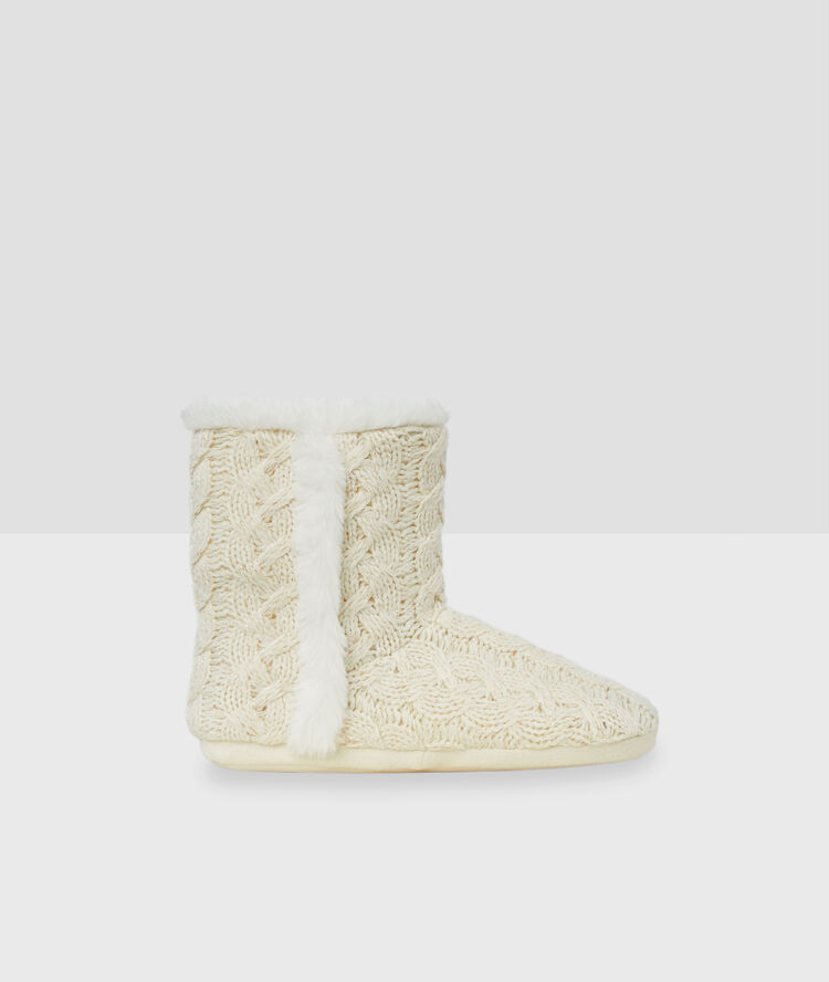 Zapatillas tipo botines tricotadas crudo.