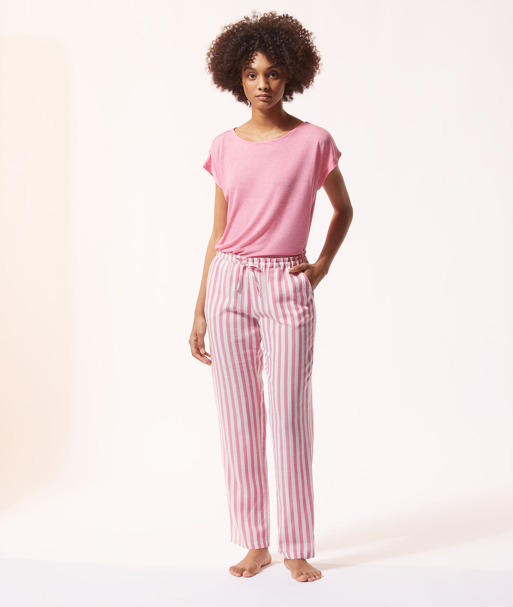 Pantalón estampado de rayas rosa.