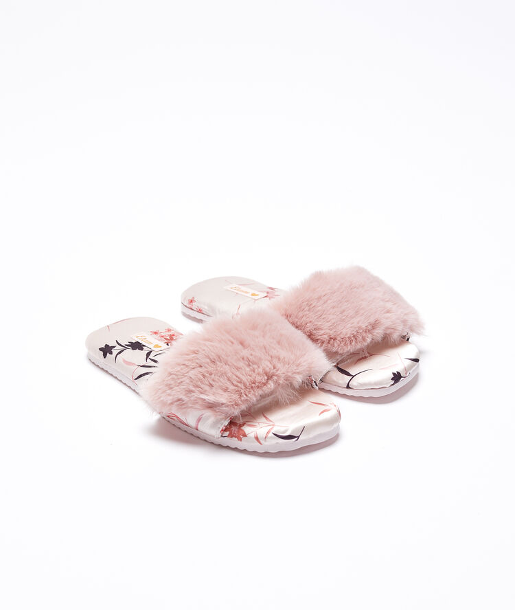 Zapatillas con tejido pelo rosa.