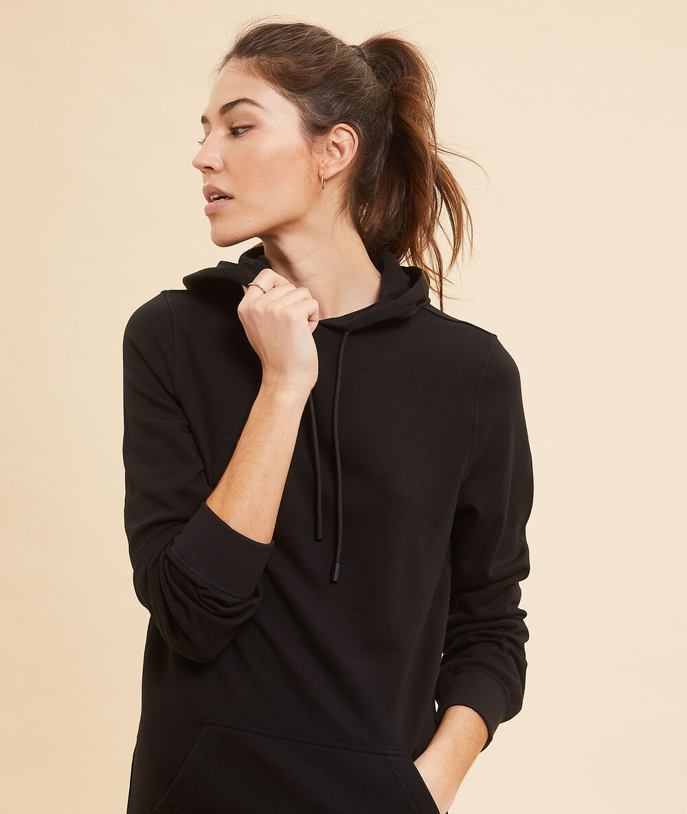 Vestido tipo sudadera negro.