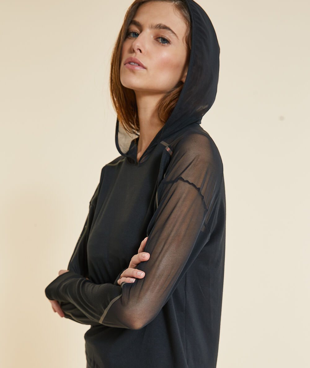Sudadera fina con capucha de tul negro.