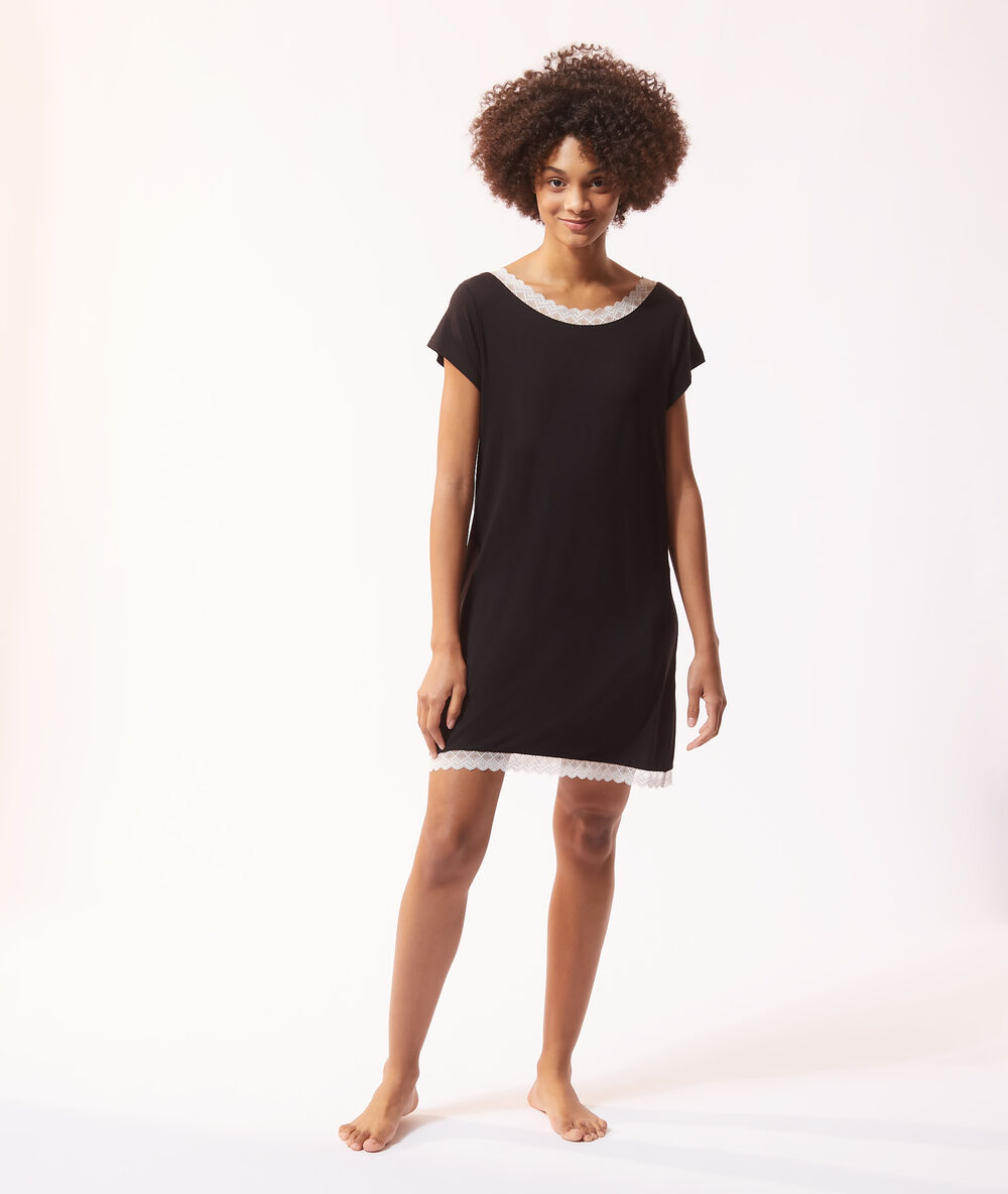 Camisón de viscosa y encaje negro.