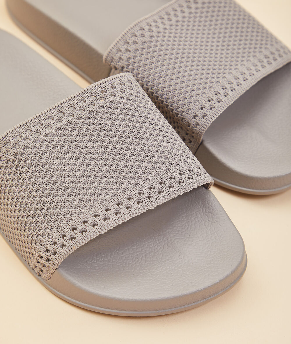 Zapatillas tipo chancla c.gris.