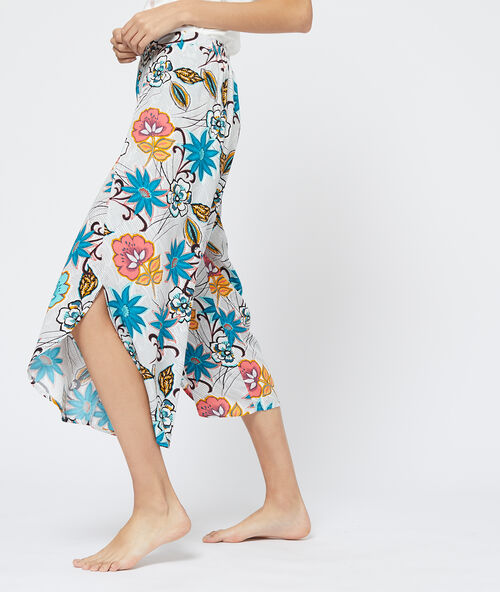 Pantalón capri estampado floral azul.
