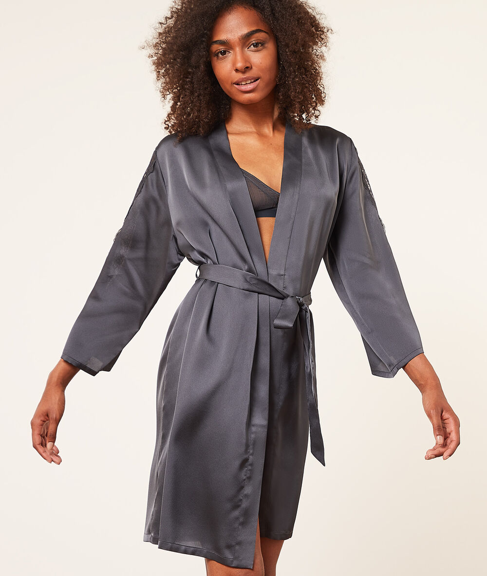 Kimono de satén con motivos de encaje antracita.