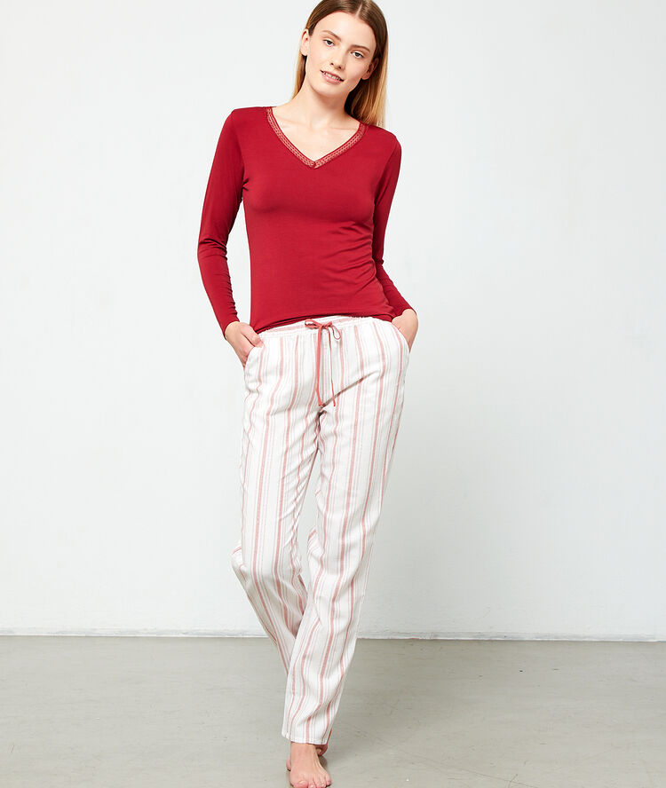 Pantalón estampado de rayas rojo.