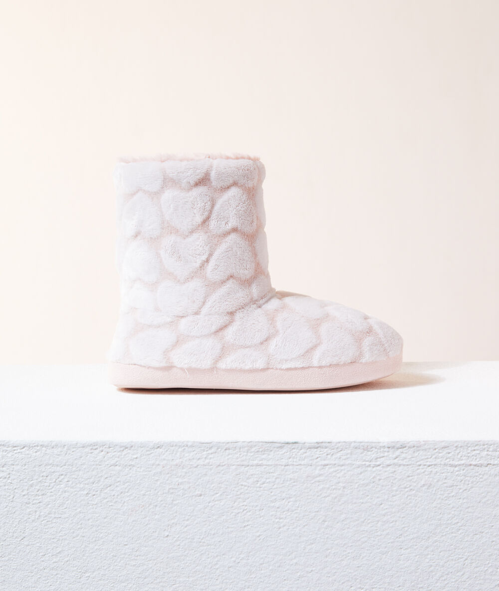 Zapatillas tipo botines estampado corazones rosa.
