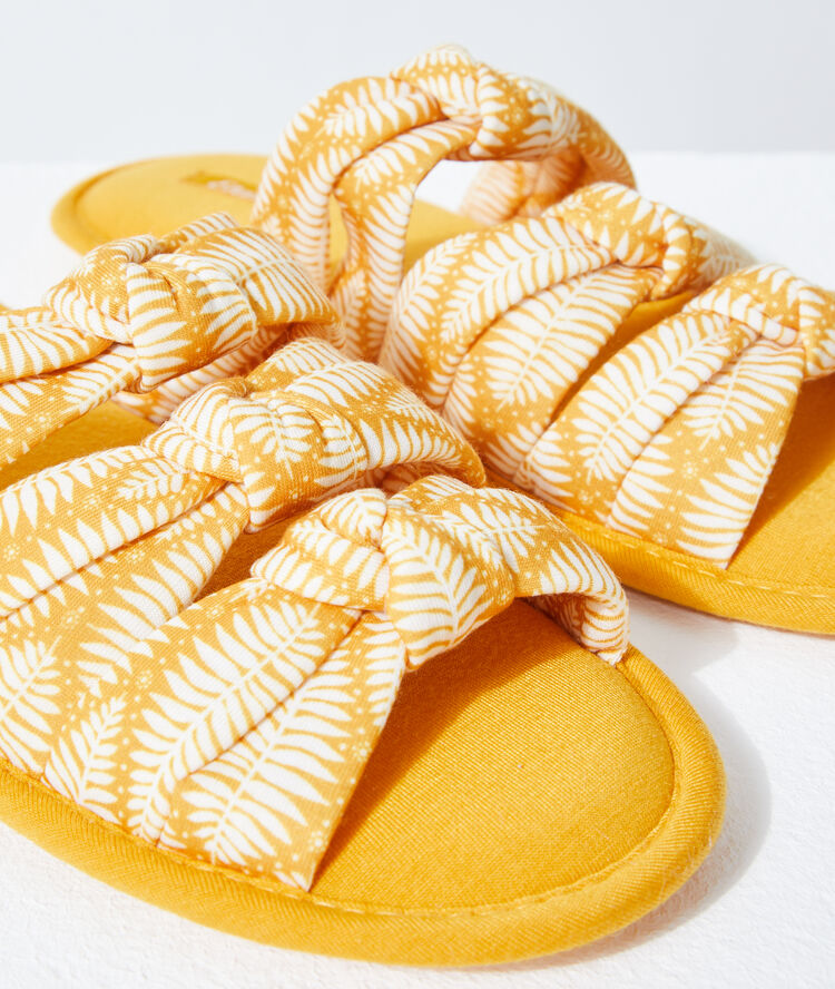 Zapatillas tipo sandalia amarillo.