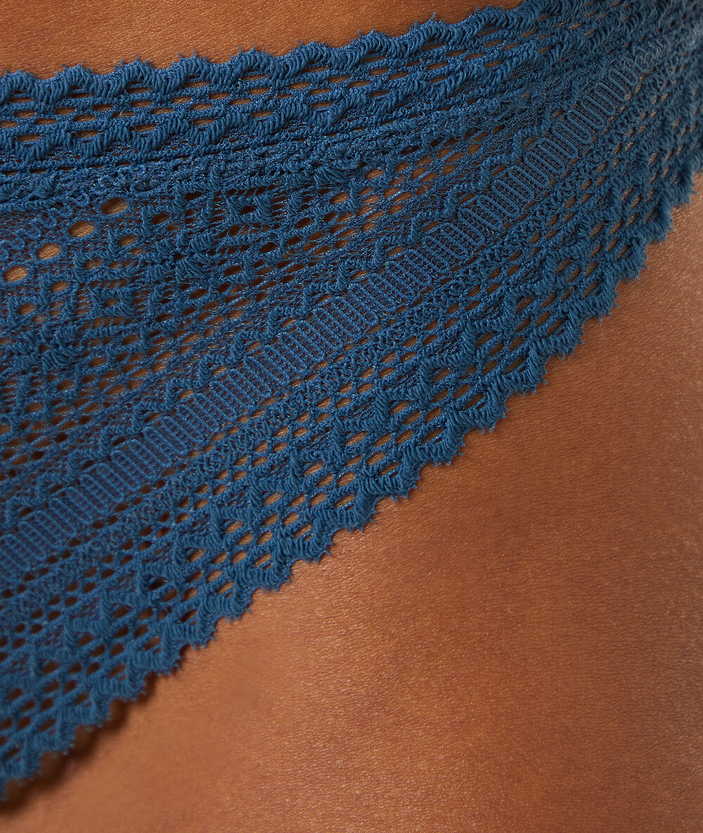 Tanga de encaje azul.
