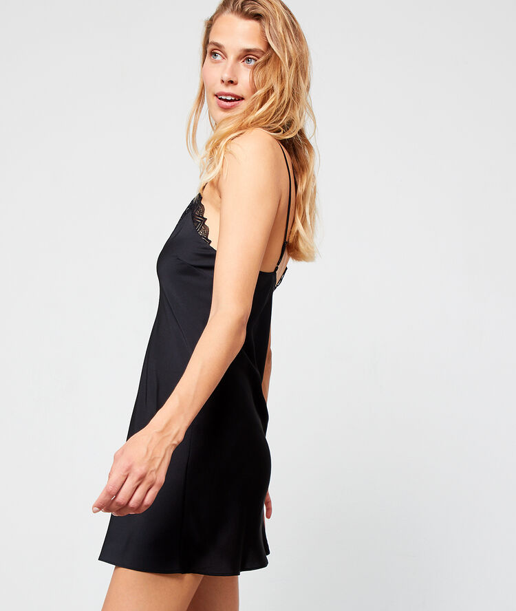 Camisón de satén con motivos de encaje negro.