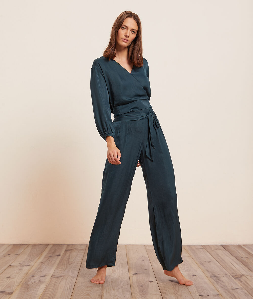 Pantalón pijama con lazada verde.