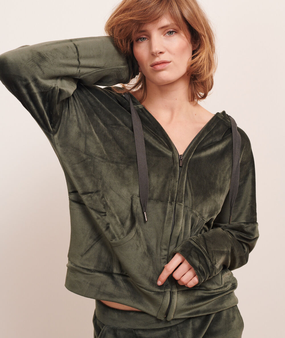 Chaqueta con capucha caqui.