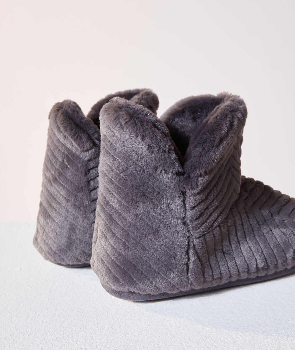 Zapatillas tipo botines forradas antracita.