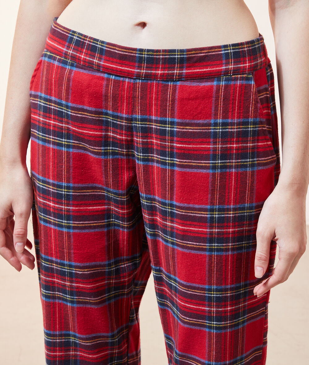 Pantalón estampado de cuadros rojo.