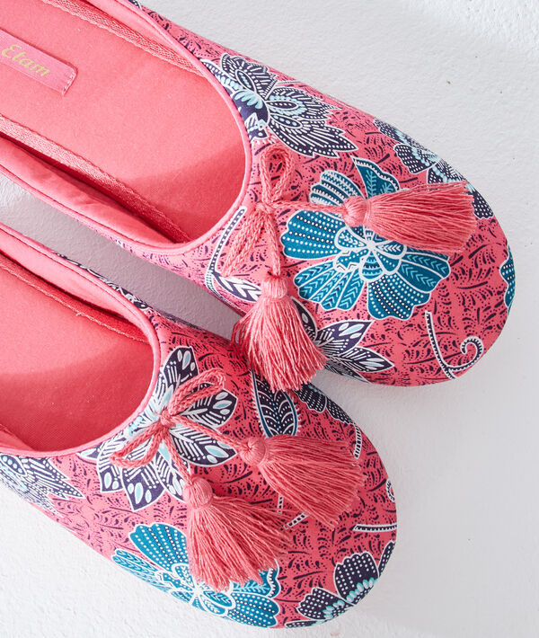 Zapatillas con pompones decorativos Zapatillas con pompones decorativos;${refinementColor}