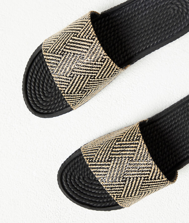 Zapatillas trenzadas negro.