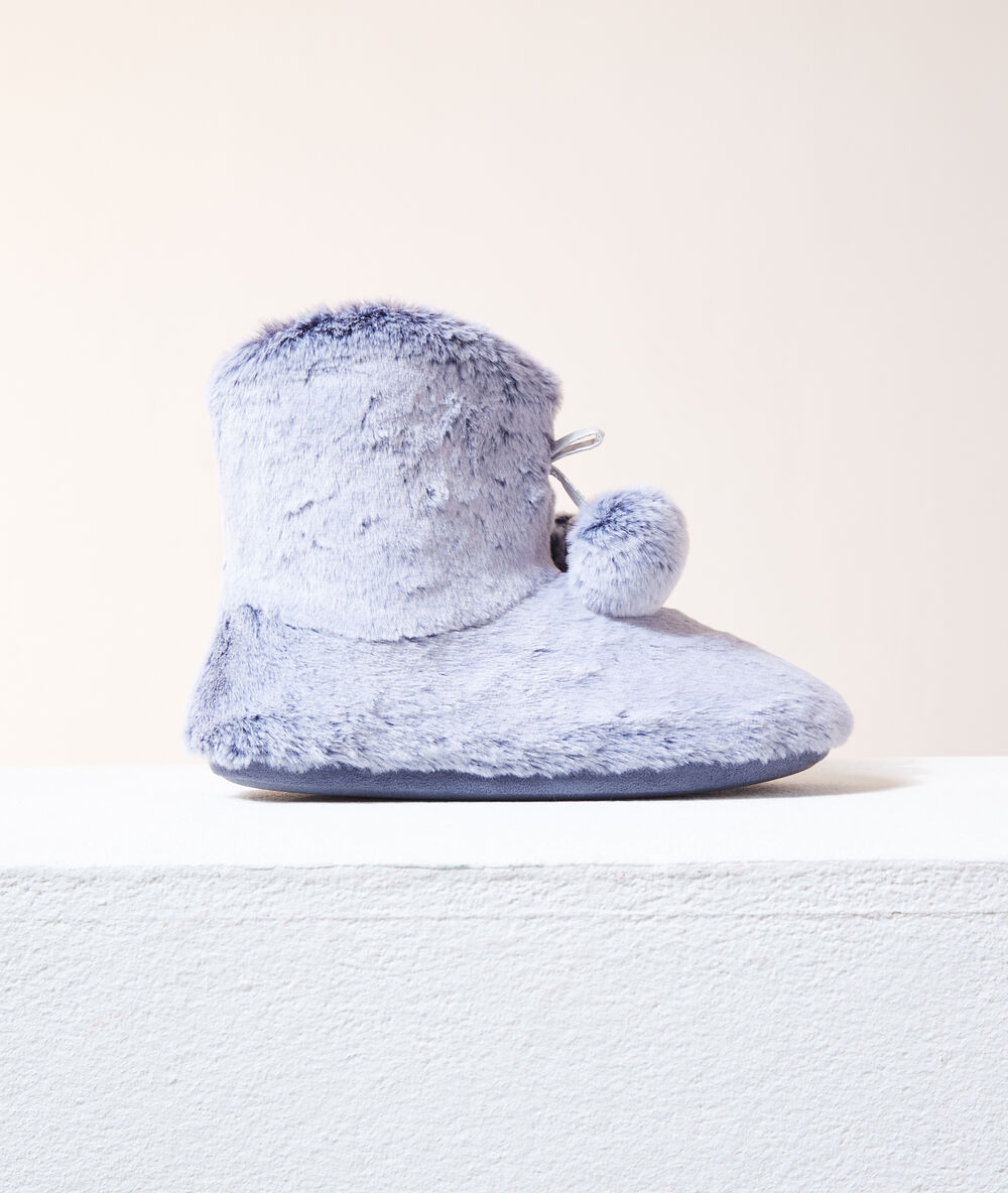 Zapatillas tipo botines con pompones c.gris.