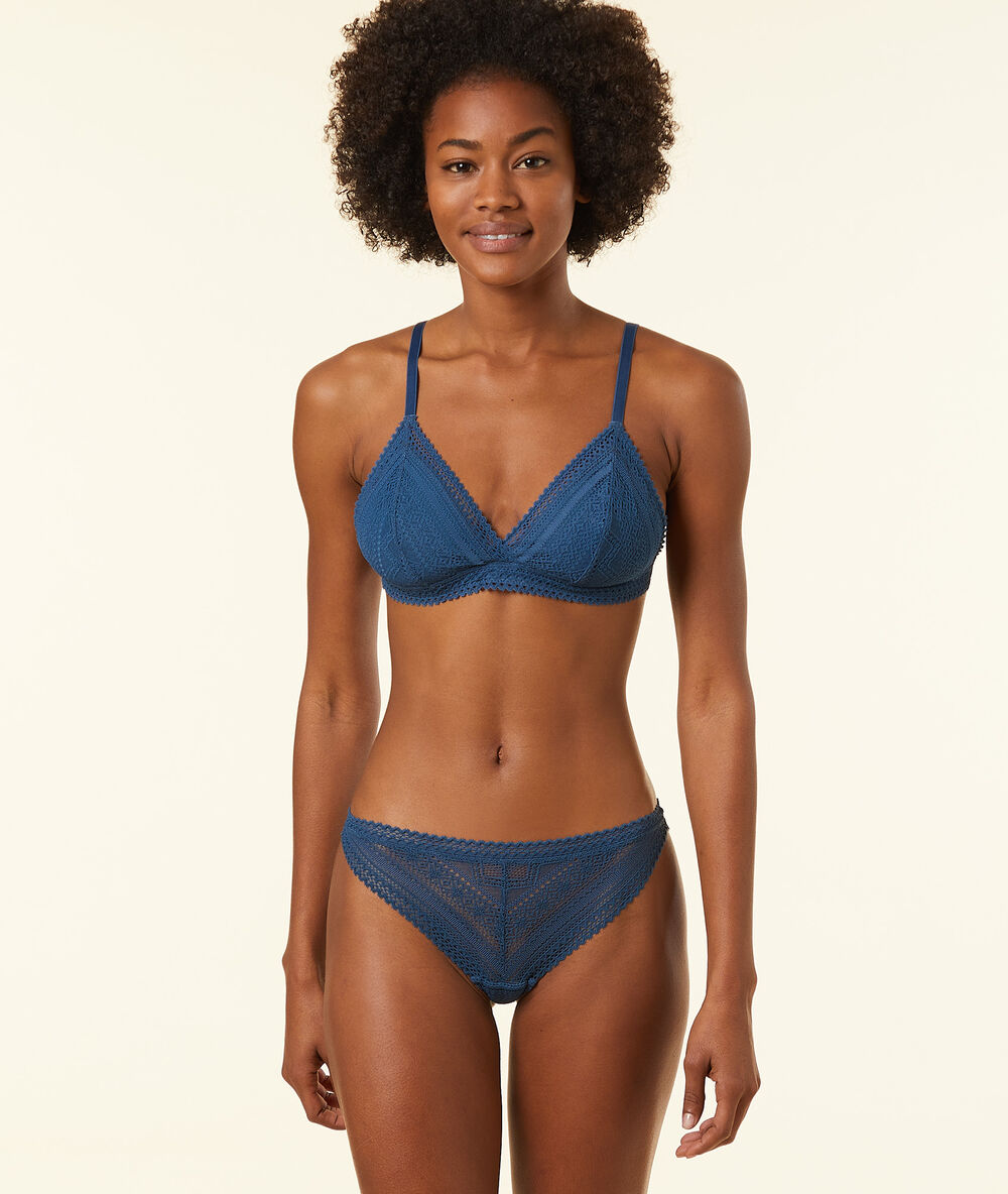 Tanga de encaje azul.