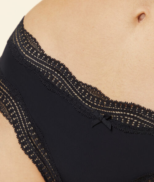 Tanga de microfibra y encaje negro.