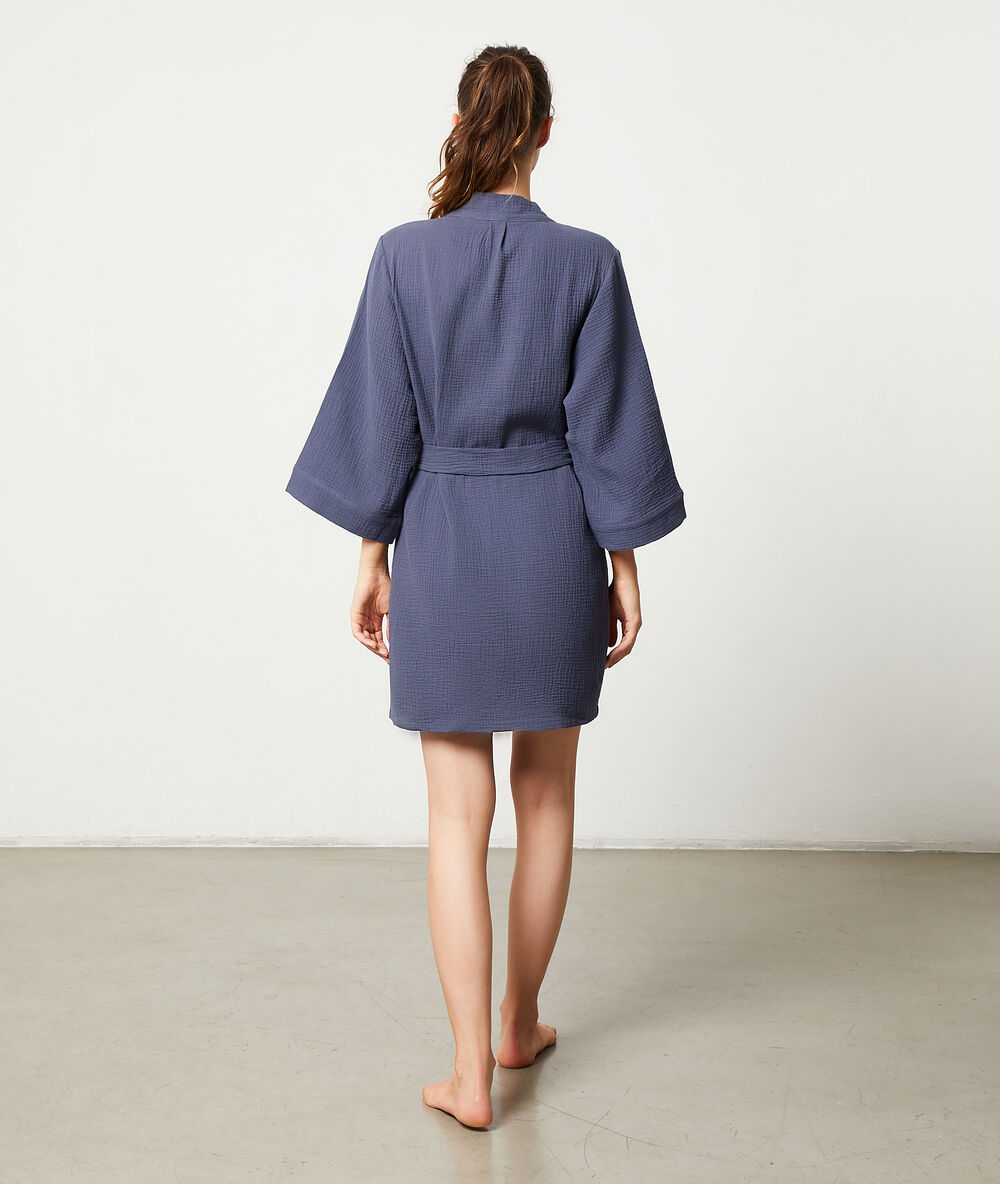 Bata tipo kimono de algodón azul.