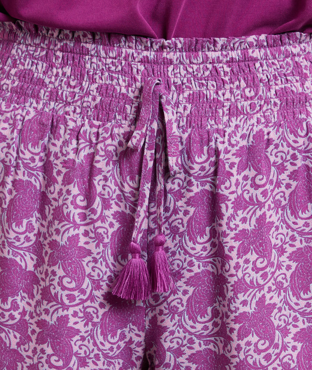 Pantalón corto estampado orquídea.