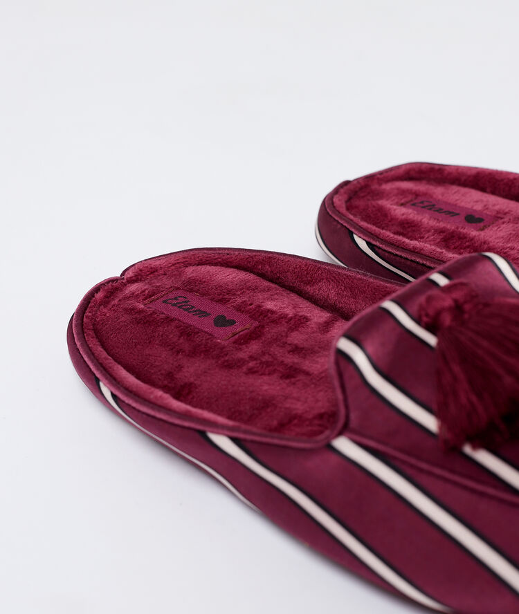 Zapatillas satinadas con pompones burdeos.