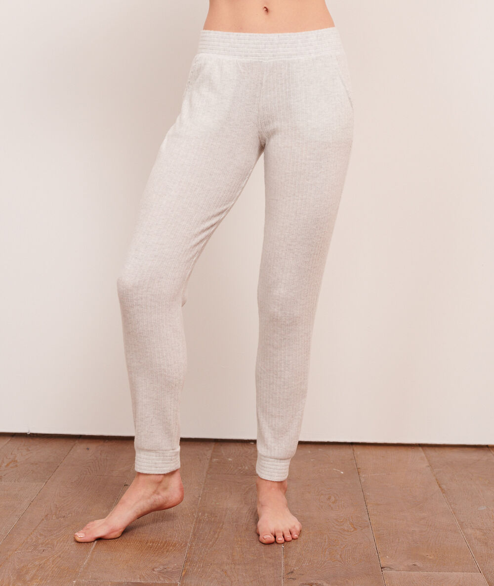 Pantalón canalé crudo.