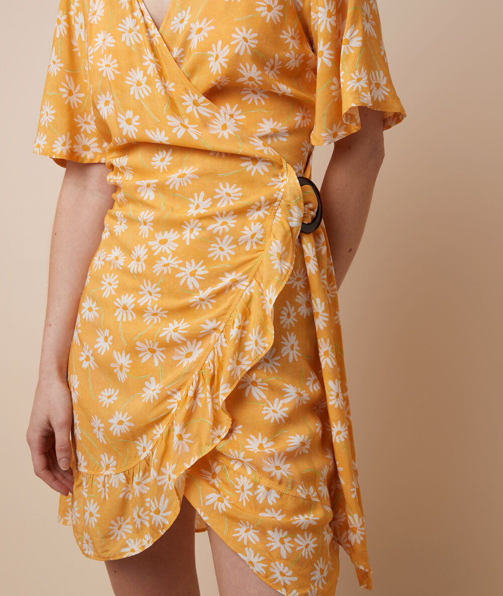 Vestido estampado floral amarillo.