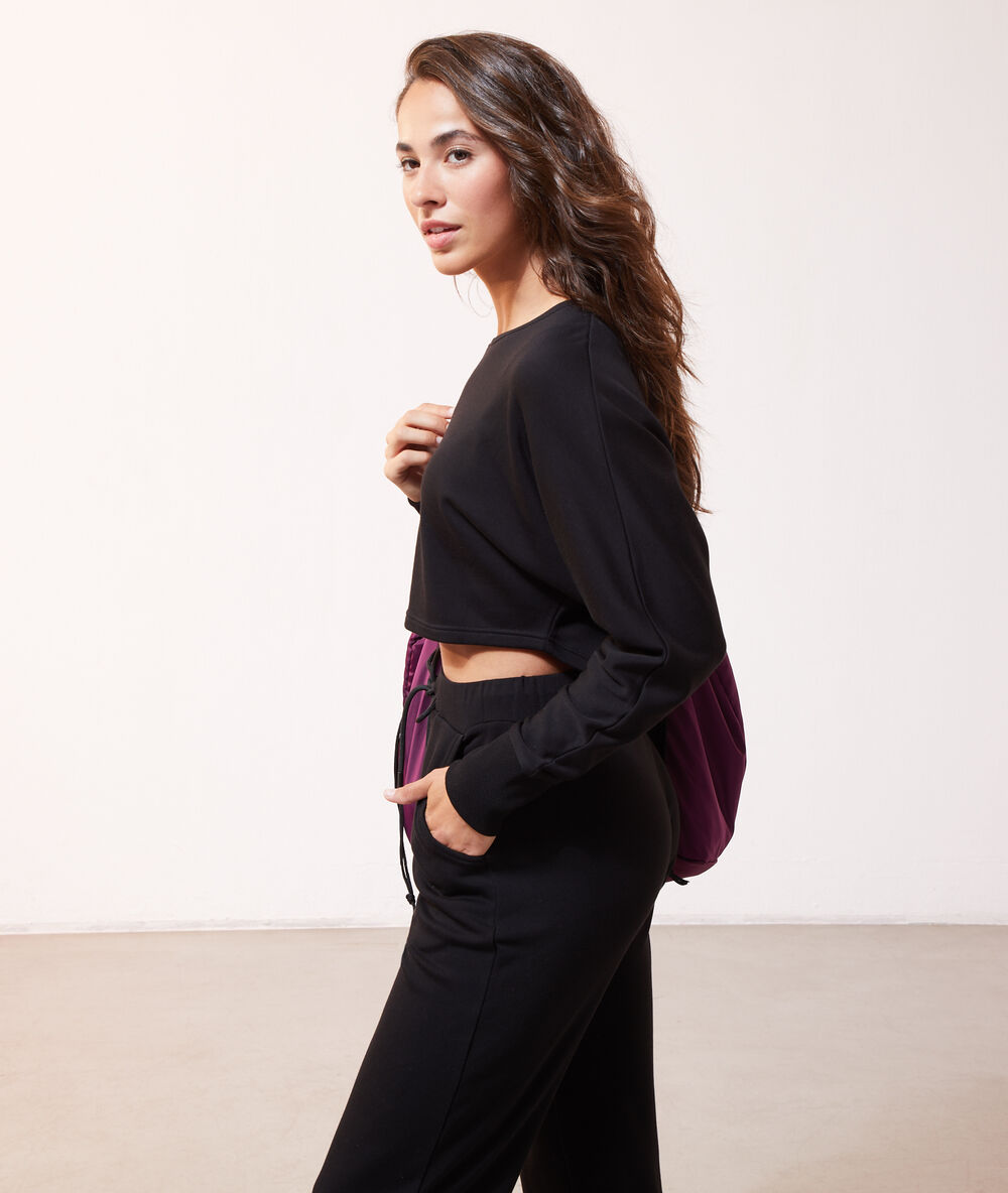 Pantalón chándal negro.